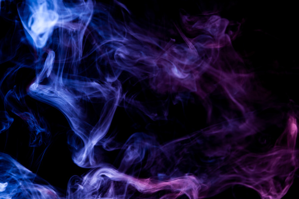 Синий и фиолетовый дым на черном изолированном фоне. Фон из дыма паров
 - Фото, изображение