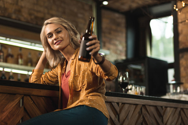 Pretty blonde woman inviting to drink beer with her - Foto, Imagen