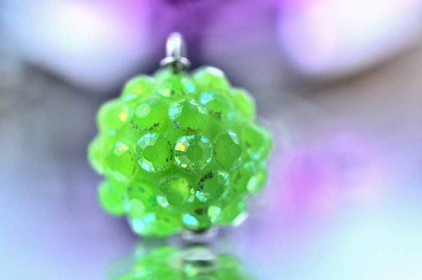 Gros plan de bijoux boucle d'oreille verte - effet reflet - milieux colorés
 - Photo, image