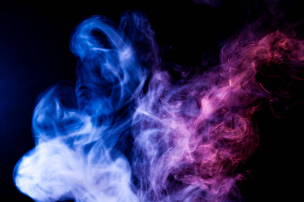 blaue und violette Rauchwolken mit schwarzem isolierten Hintergrund. Hintergrund aus dem Rauch des Vaps - Foto, Bild