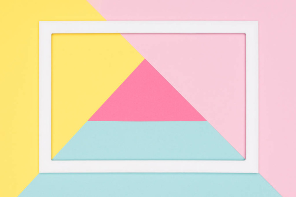 Resumen geométrico pastel azul, rosa y amarillo fondo plano de la disposición. Plantilla de minimalismo, geometría y simetría con marco de imagen vacío maqueta
. - Foto, Imagen