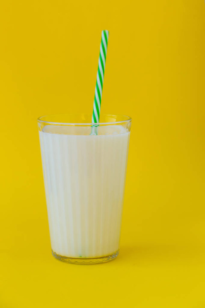 Sarı arka plan üzerinde süt - Fotoğraf, Görsel