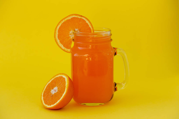 Jugo de naranja fresco en el frasco de vidrio  - Foto, Imagen
