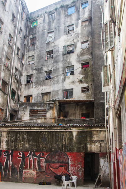 Pabellón de un edificio erosionado con paredes de mala calidad con graffiti
. - Foto, imagen