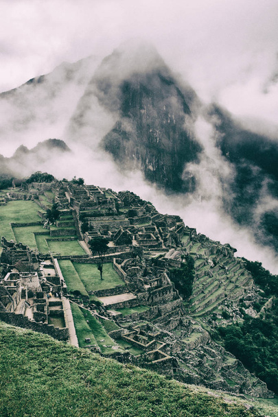 Amazing view of Machu Picchu and mountains with low clouds. - Foto, imagen