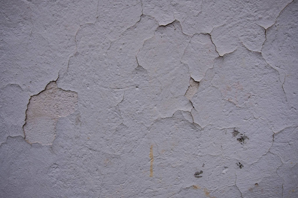 白いコンクリートの壁で漆喰を剥離. - 写真・画像