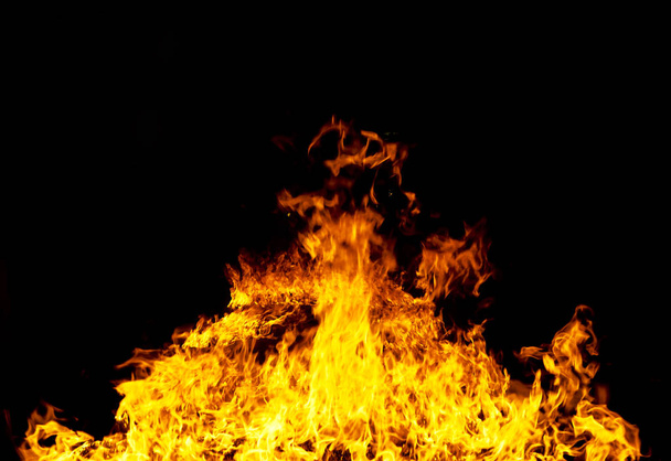 Firestorm υφή σε μαύρο φόντο, στιγμιότυπο της φωτιάς που φέρουν σπινθήρες - Φωτογραφία, εικόνα