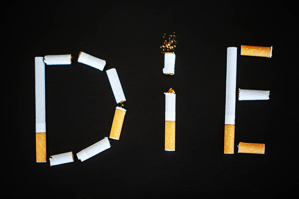 Σταματήστε το κάπνισμα έννοια σε φόντο με σπασμένα τσιγάρα. Σωρού των τσιγάρων. Απαγορεύεται το κάπνισμα. - Φωτογραφία, εικόνα