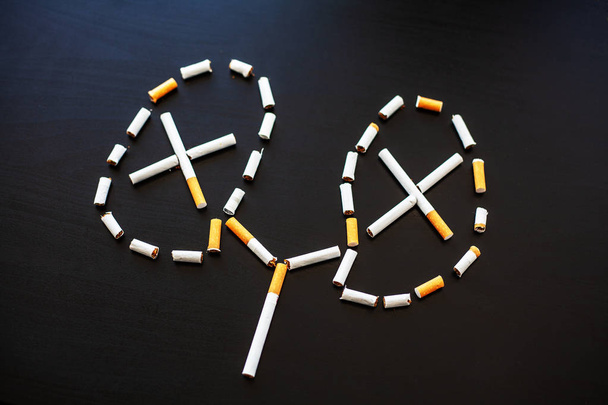 Припинити курити концепцію на фоні з поламаними сигаретами. Купка сигарет. Немає паління
. - Фото, зображення