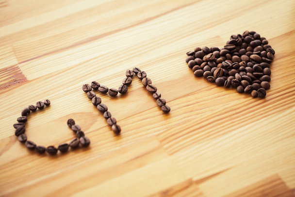 Dzień dobry. Coffee Time. Kawa na wynos i fasoli na podłoże drewniane. - Zdjęcie, obraz