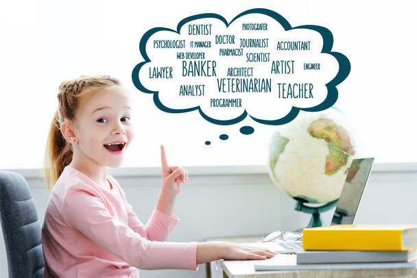 весёлый рыжий ребенок учится с книгами и ноутбуками и указывает на слова разных профессий в речевом пузыре
  - Фото, изображение