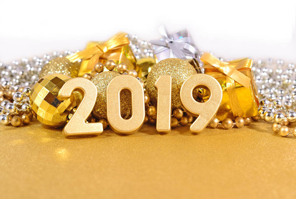 2019 Jahr goldene Zahlen auf dem Hintergrund der Weihnachtsdekoration  - Foto, Bild