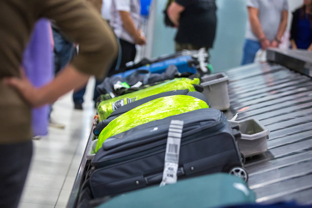 Havaalanında terminal Bagaj kemerini Tekerlekli Bavul ve çanta. - Fotoğraf, Görsel