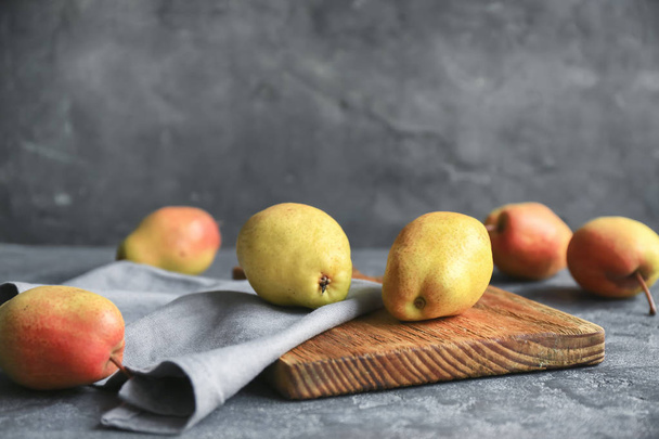 Delicious ripe pears on table - Fotoğraf, Görsel