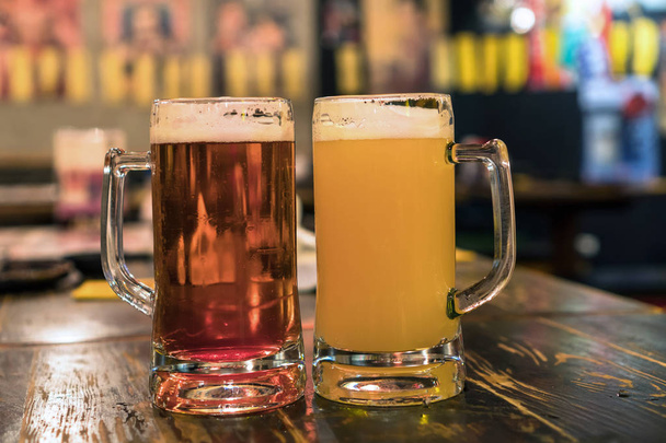 Два келихи пива на дерев'яний стіл в м. бар і ресторан. відпочити та випити концепції - Фото, зображення