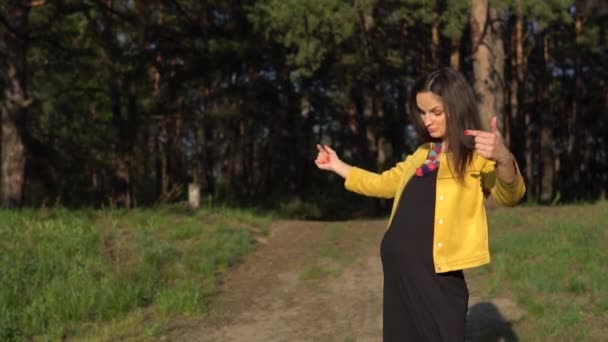 žena dotýká její těhotné břicho - Záběry, video