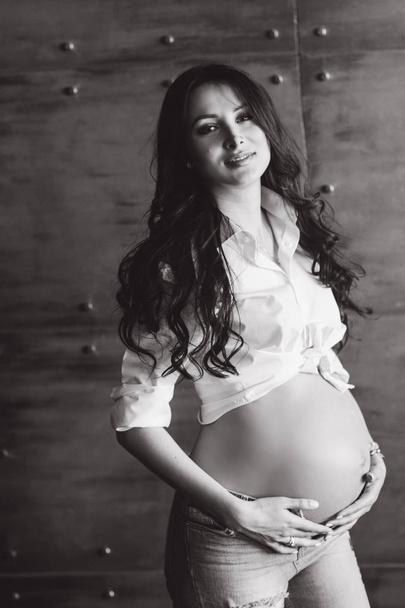 Portrait of a happy pregnant woman indoors - Foto, Bild