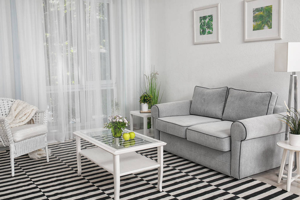 Modern nappali design nagy csíkos szőnyeg - Fotó, kép