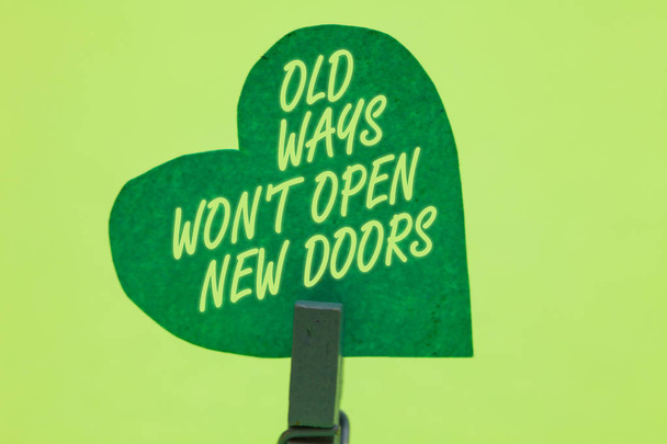 Käsitteellinen käsin kirjoittaminen osoittaa Old Ways Won t Open New Doors. Business photo showcasing olla erilainen ja ainutlaatuinen tavoitteiden saavuttamiseksi Clothespin tilalla vihreä kirja sydän romanttinen viesti ideoita
 - Valokuva, kuva