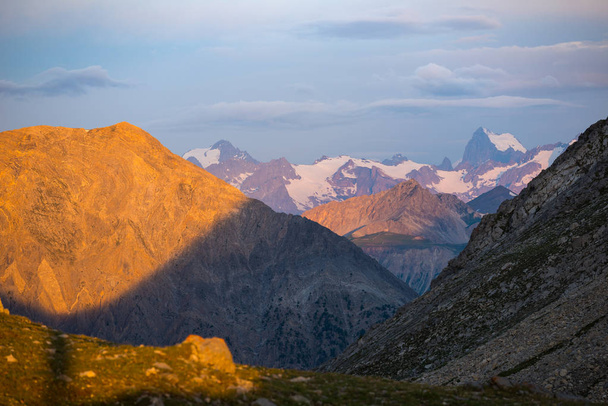 Massif des Ecrins (4101 m), Francia. Cielo colorato all'alba, cime maestose e ghiacciai, paesaggio drammatico
. - Foto, immagini