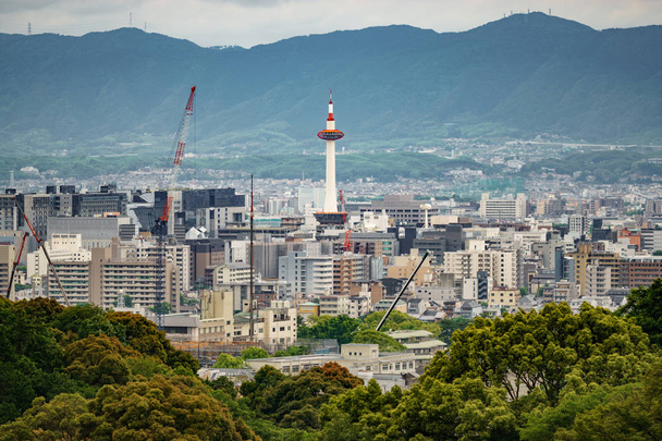 Kyoto Şehir Kulesi ve dağ ile - Fotoğraf, Görsel