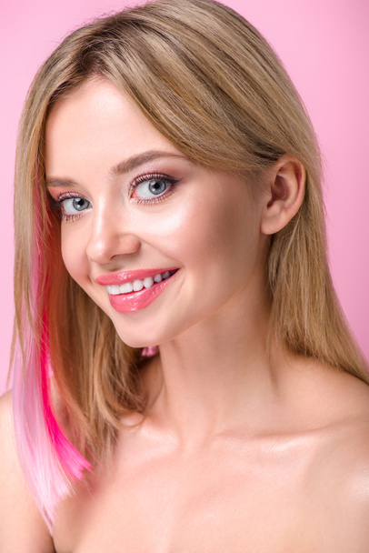 primo piano ritratto di giovane donna sorridente con ciocche di capelli colorati guardando la fotocamera isolata sul rosa
 - Foto, immagini
