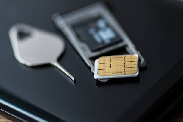 Bellek kartı micro sd ve mikro sim kart yuvasını smartphone içinde - Fotoğraf, Görsel