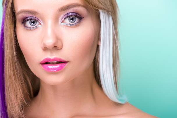 όμορφη νεαρή γυναίκα με πολύχρωμα σκέλη μαλλιά να φωτογραφική μηχανή που απομονώνονται σε μπλε - Φωτογραφία, εικόνα