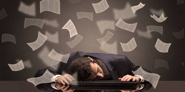 Un homme d'affaires s'est endormi au bureau avec un concept de paperasse
 - Photo, image