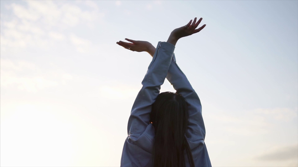 Μελαχρινή γυναίκα ανασηκώνοντας τα χέρια και θαυμάζοντας την Ανατολή του ηλίου πάνω από τα πεδία - Πλάνα, βίντεο
