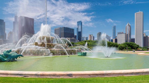 高層ビルとバッキンガム噴水夏の晴れた日、シカゴ、イリノイ州、アメリカ合衆国でシカゴのスカイライン パノラマ.  - 写真・画像