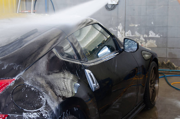 Limpiar el coche con un limpiador de alta presión
. - Foto, Imagen