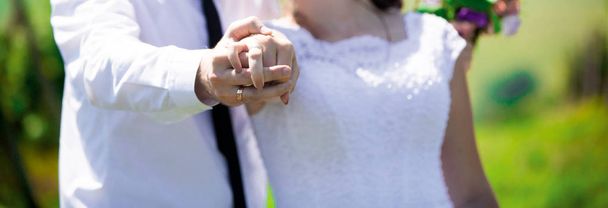 美しい結婚式の日。二人の恋人が指輪を交換. - 写真・画像