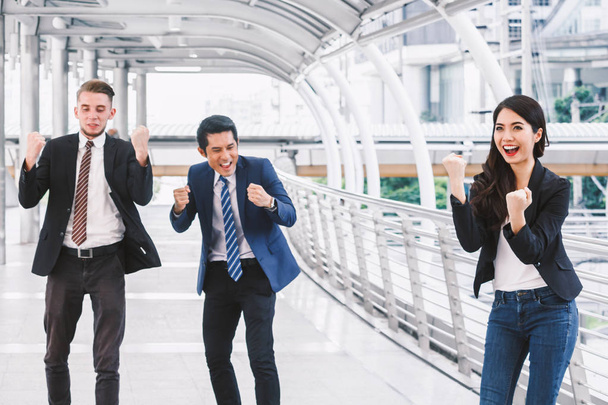Gente de negocios exitosa celebrando con los brazos en alto
 - Foto, Imagen