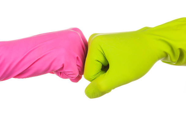 Bon travail de nettoyage. Deux mains en latex de nettoyage coloré gants haut cinq isolé sur blanc
. - Photo, image