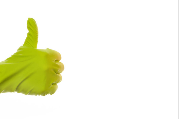 Рука в колоритних чистячих латексних рукавичках, що показують великий палець вгору ізольовано на білому
.  - Фото, зображення