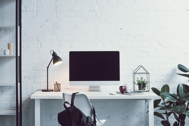 компьютер на столе, сумка на стуле в современном офисе
 - Фото, изображение