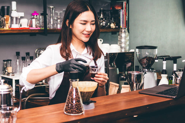 Barista kávézóban kávé gazdaság - Fotó, kép