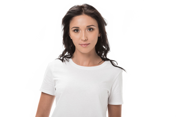 retrato de mujer joven pensativa en camisa blanca mirando a la cámara aislada en blanco
 - Foto, imagen