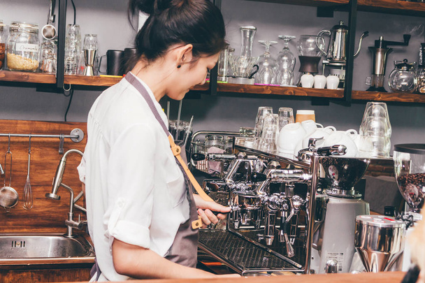Barista ženy používající kávovar pro přípravu kávy v kavárně - Fotografie, Obrázek