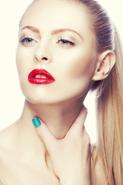 Portret van een vrouw met rode lippen en blauwe nagellak - Foto, afbeelding