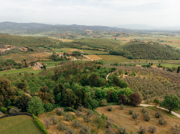 вид с воздуха на поля и холмы в провинции Ареццо, Италия
 - Фото, изображение
