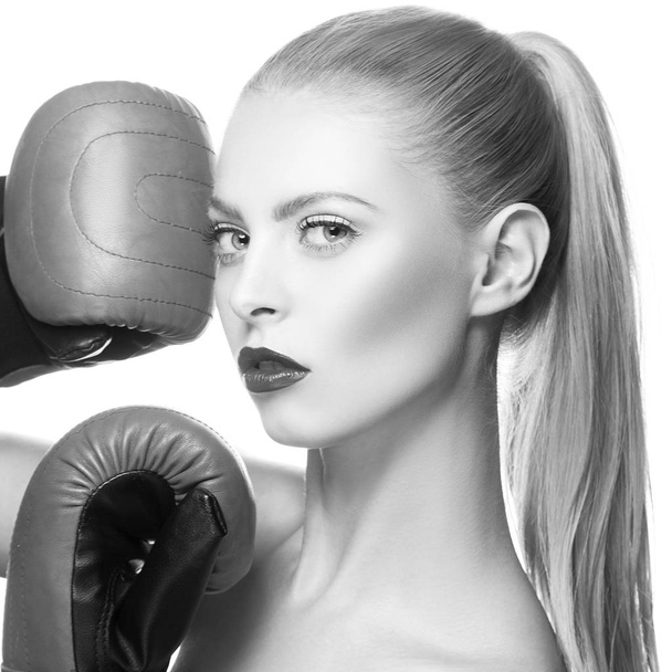 Μόδα μοντέλο με σκούρα χείλη και γάντια πυγμαχίας σε λευκό φόντο - Φωτογραφία, εικόνα