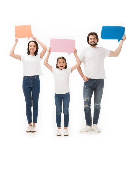 famille joyeuse avec des bulles de parole colorées vierges isolé sur blanc
 - Photo, image