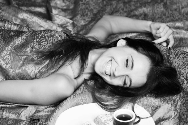 Menina com perder cabelo tem café da manhã romântico na cama
 - Foto, Imagem