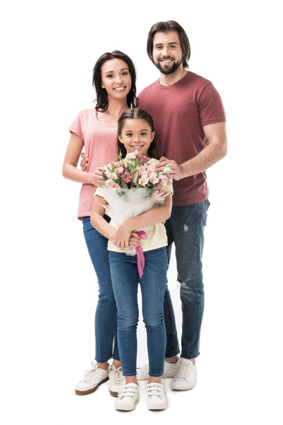 усміхнена дочка з букетом квітів з батьками позаду ізольовані на білому
 - Фото, зображення