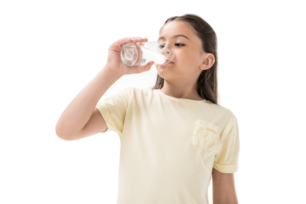 портрет маленької дитини, що п'є воду зі скла ізольовано на білому
 - Фото, зображення