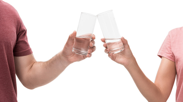 gedeeltelijke weergave van paar rammelende glazen water geïsoleerd op wit - Foto, afbeelding