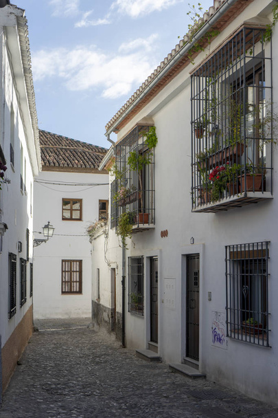 Passeie pelas ruas do antigo bairro de Albaicin, Granada
 - Foto, Imagem