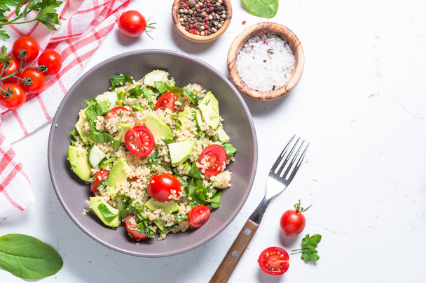 Salada de quinoa com espinafre, abacate e tomate vista superior
. - Foto, Imagem